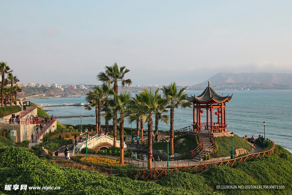 海濱美景中的中式涼亭
