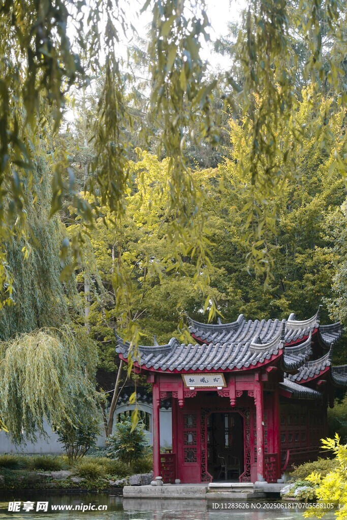 中式園林中的紅亭美景