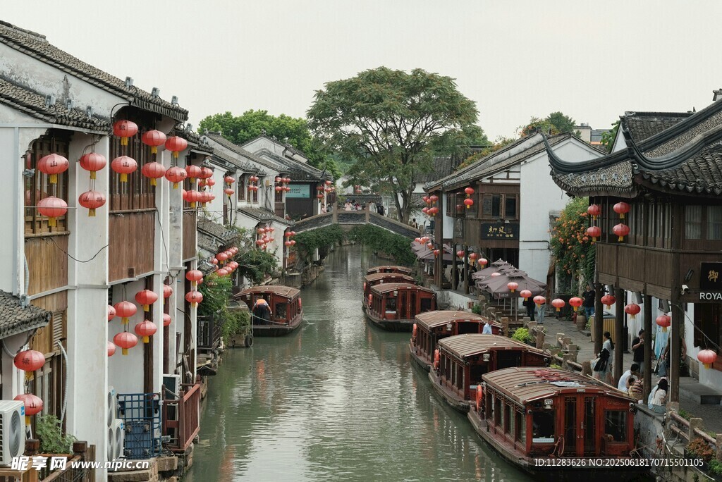江南水鄉古巷中的悠悠河道