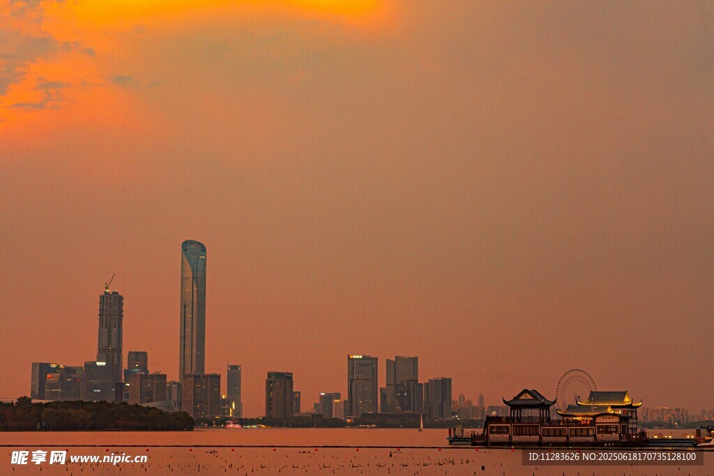 夕陽下的城市天際線美景