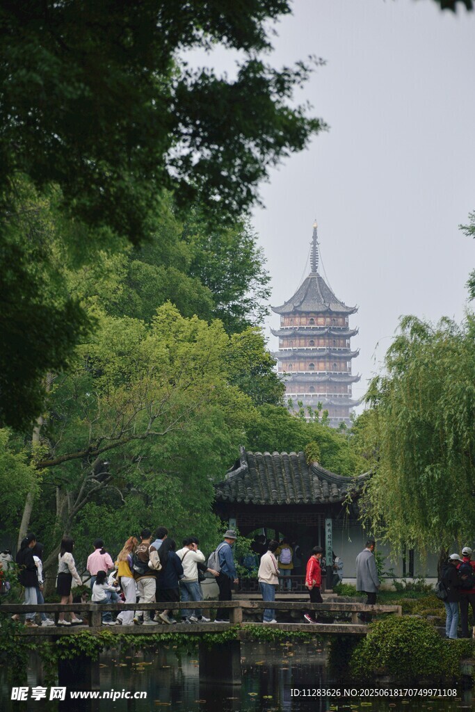 西湖畔古建筑與游人景致