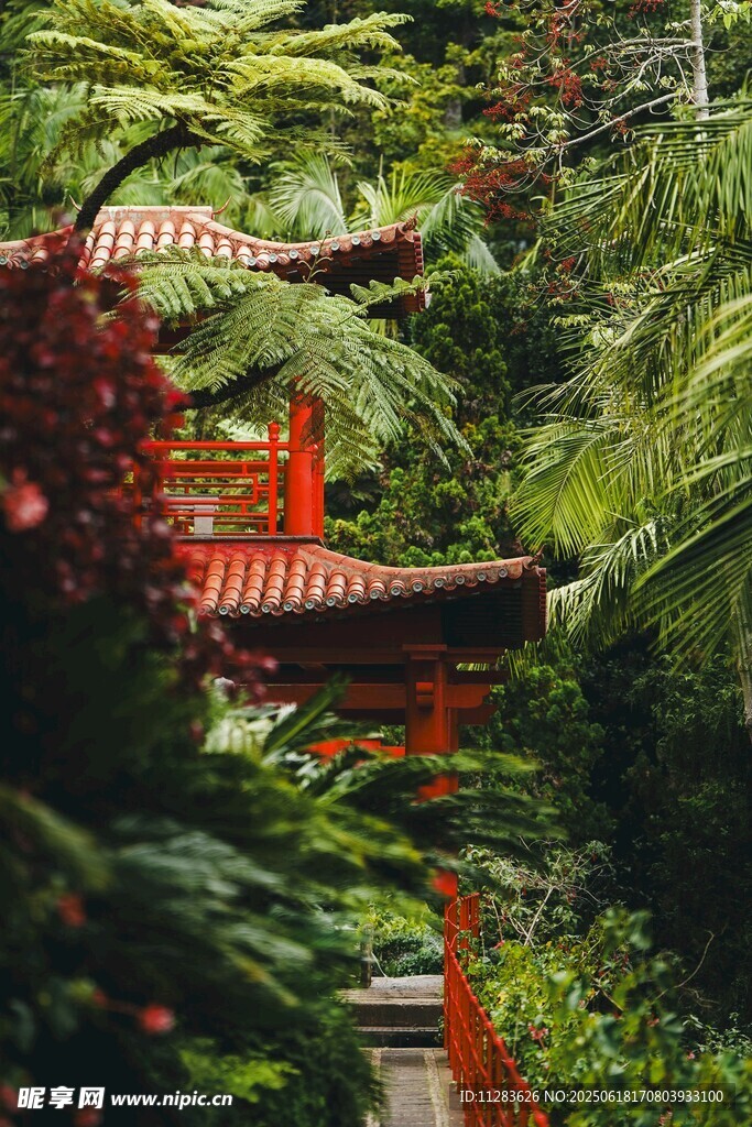 林中紅亭