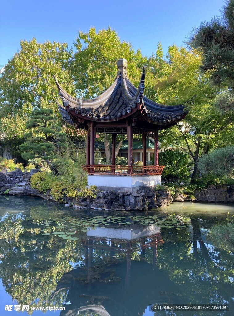 中式湖畔古亭美景