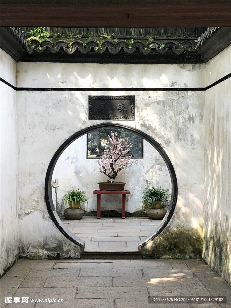 中式庭院圓形門洞景致