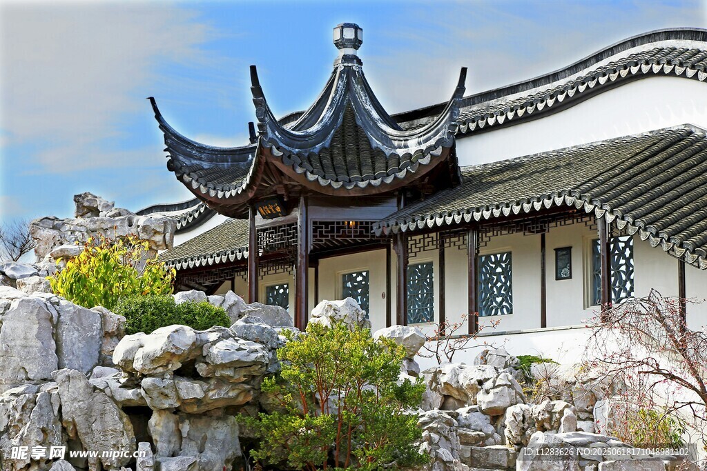 中式古典建筑與假山景觀