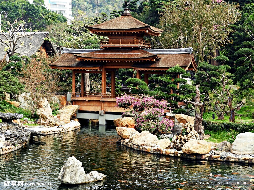 中式園林水景中的雅致樓閣