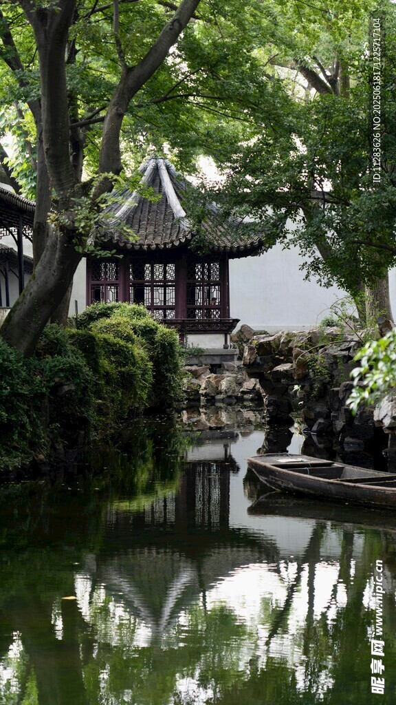 中式園林水景中的古典建筑