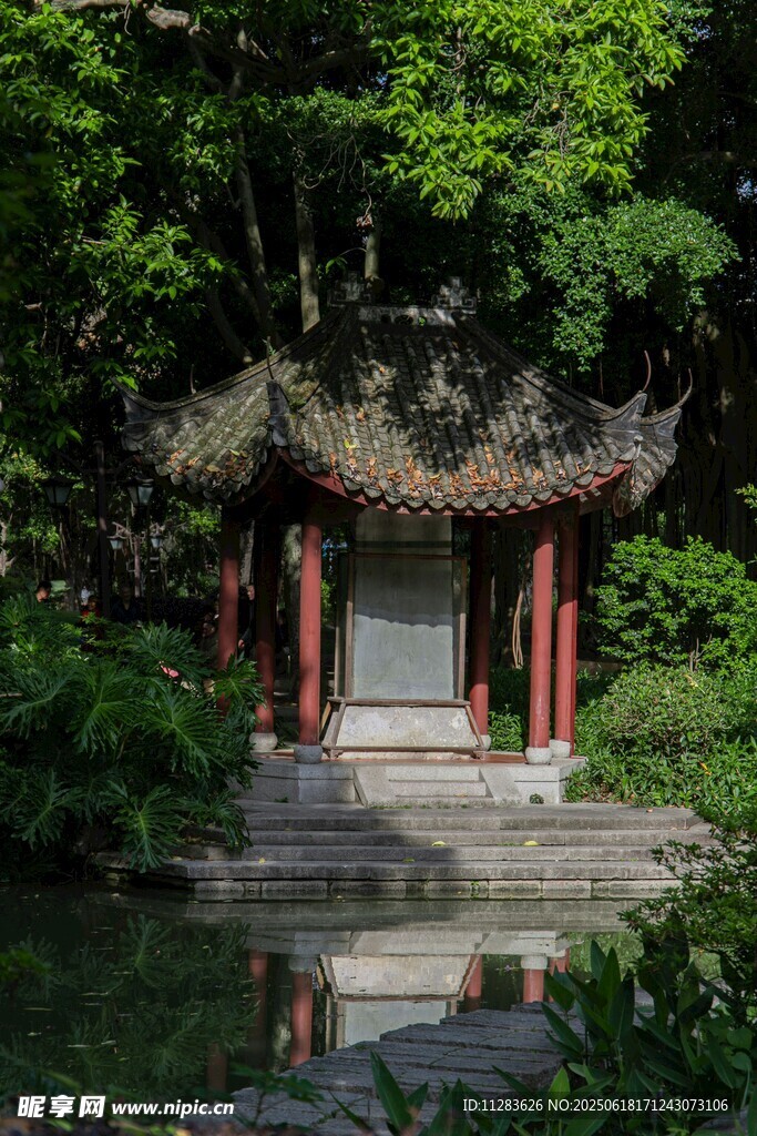 林中古亭映于碧水之上