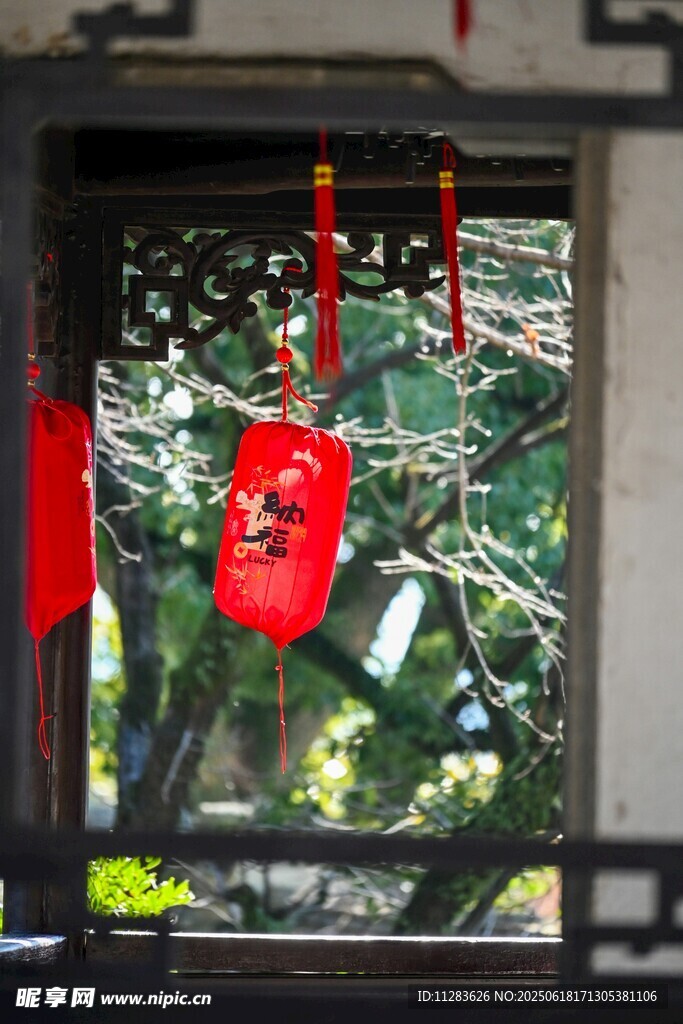 窗前紅福袋