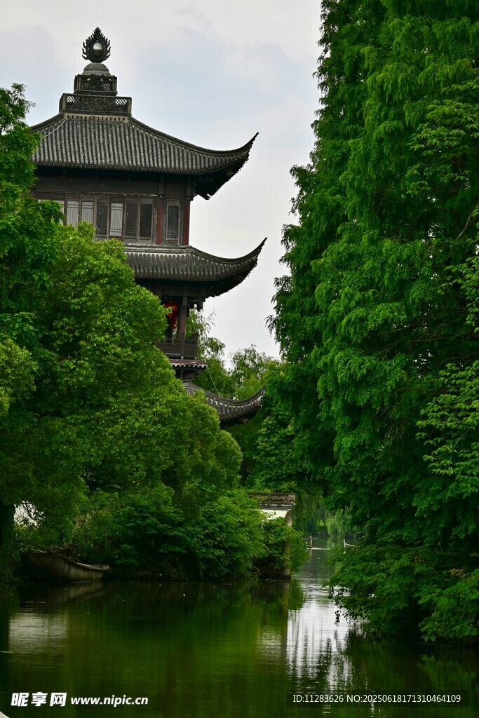 中式園林中的古樸樓閣