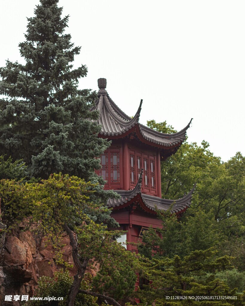 山林間的中式古典樓閣