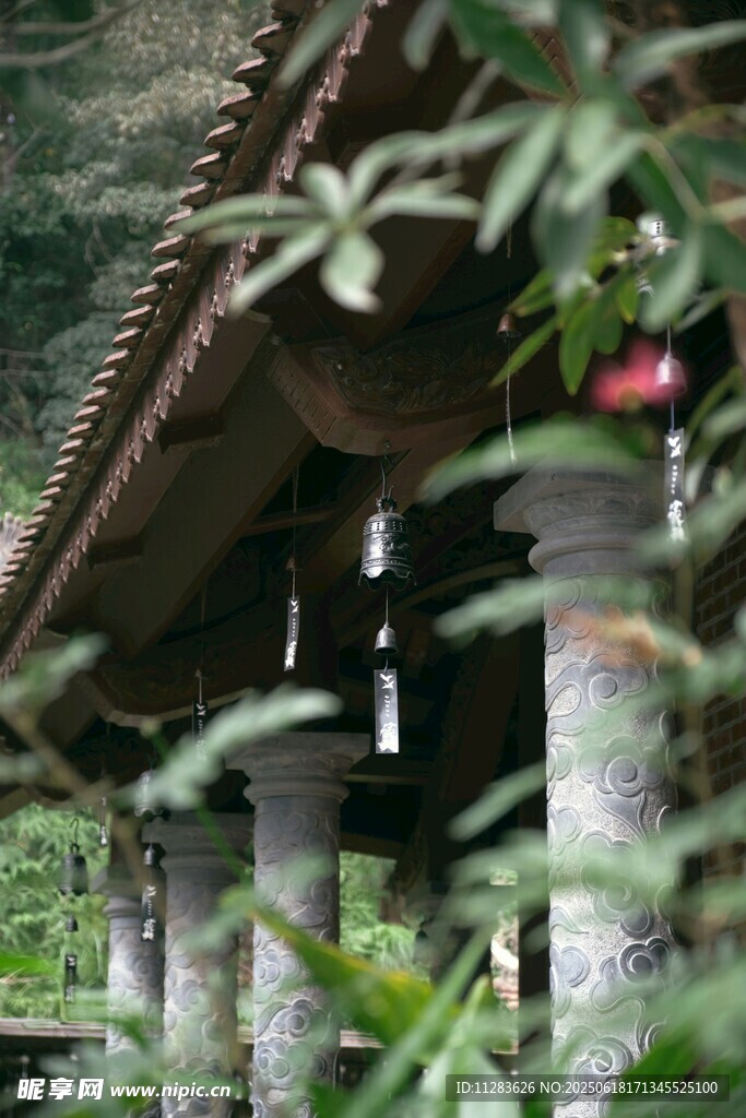 山林中的古樸廊亭