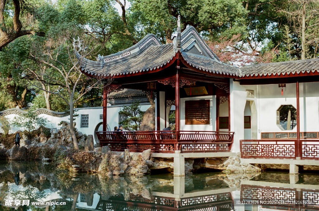 中式古典水畔亭閣景觀