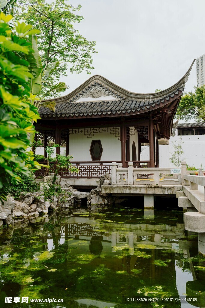中式古典園林中的雅致小亭