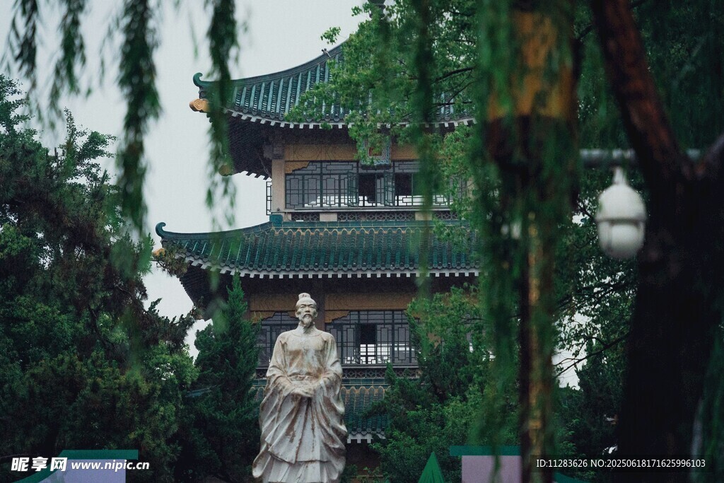 古亭旁的雕像與蔥郁景致