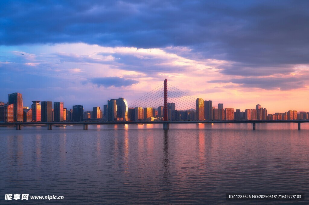 城市湖畔絢麗黃昏美景