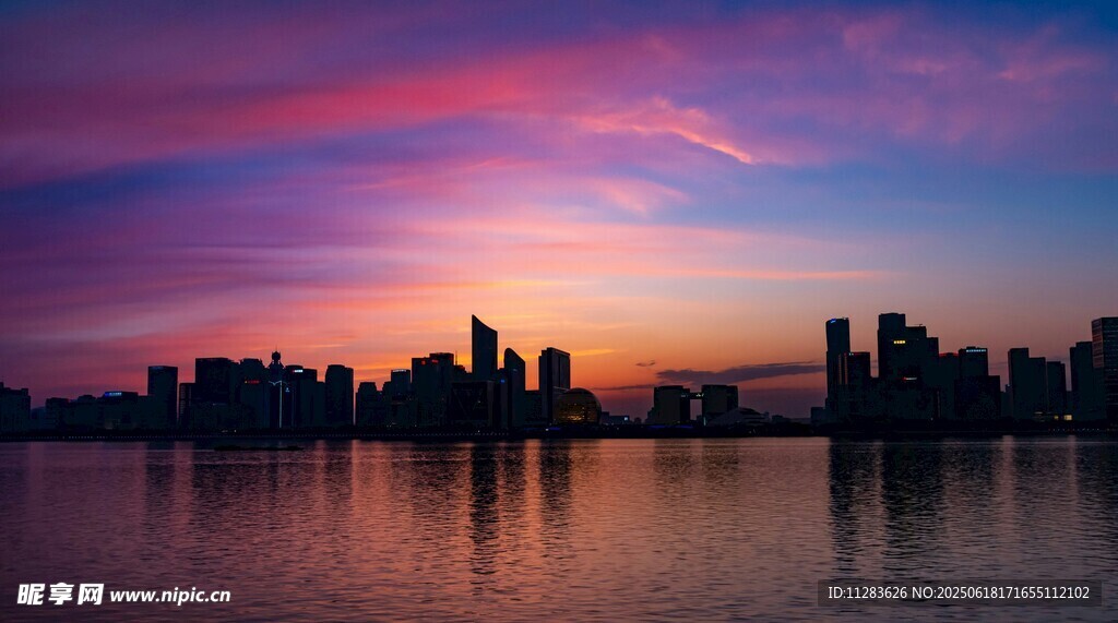 城市湖畔絢麗日落美景