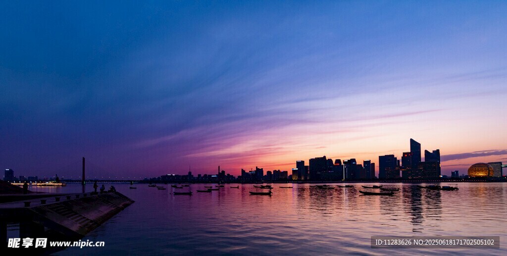 城市湖畔絢麗黃昏美景