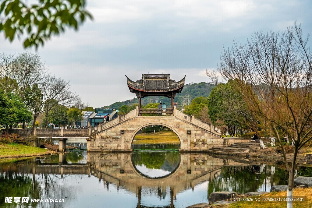 中式古橋映于碧水美景