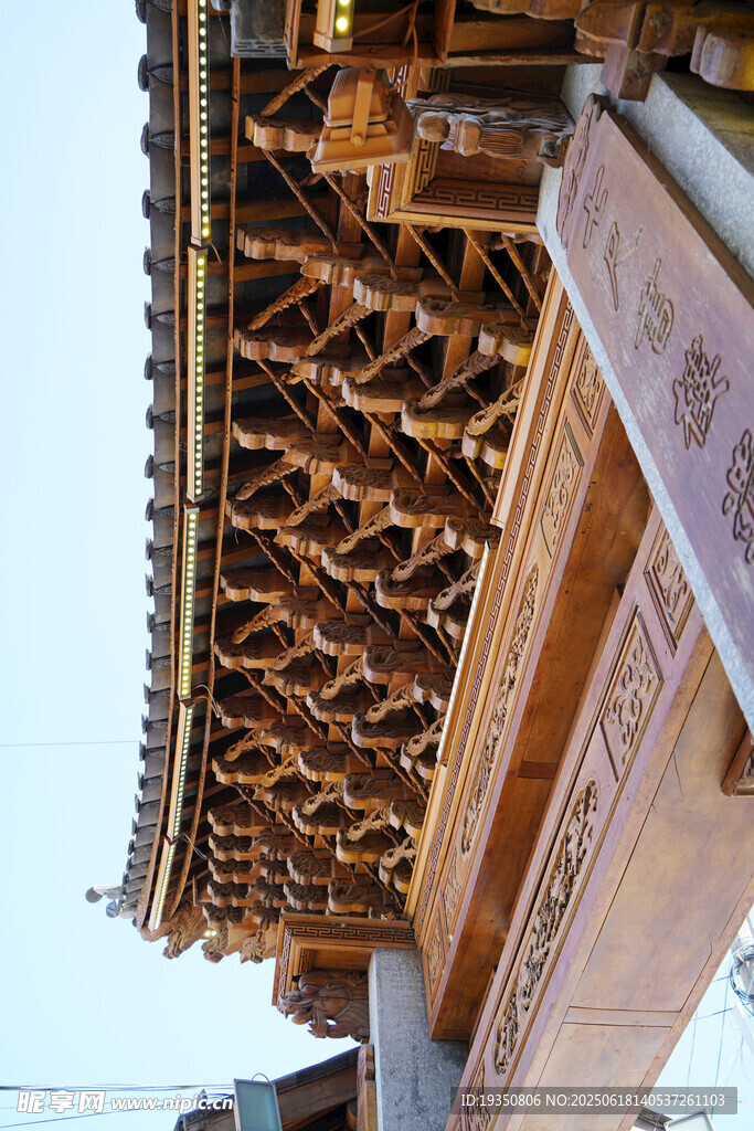 中式古建筑屋檐精美木雕