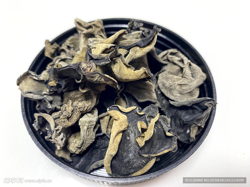 干木耳擺放在盤中