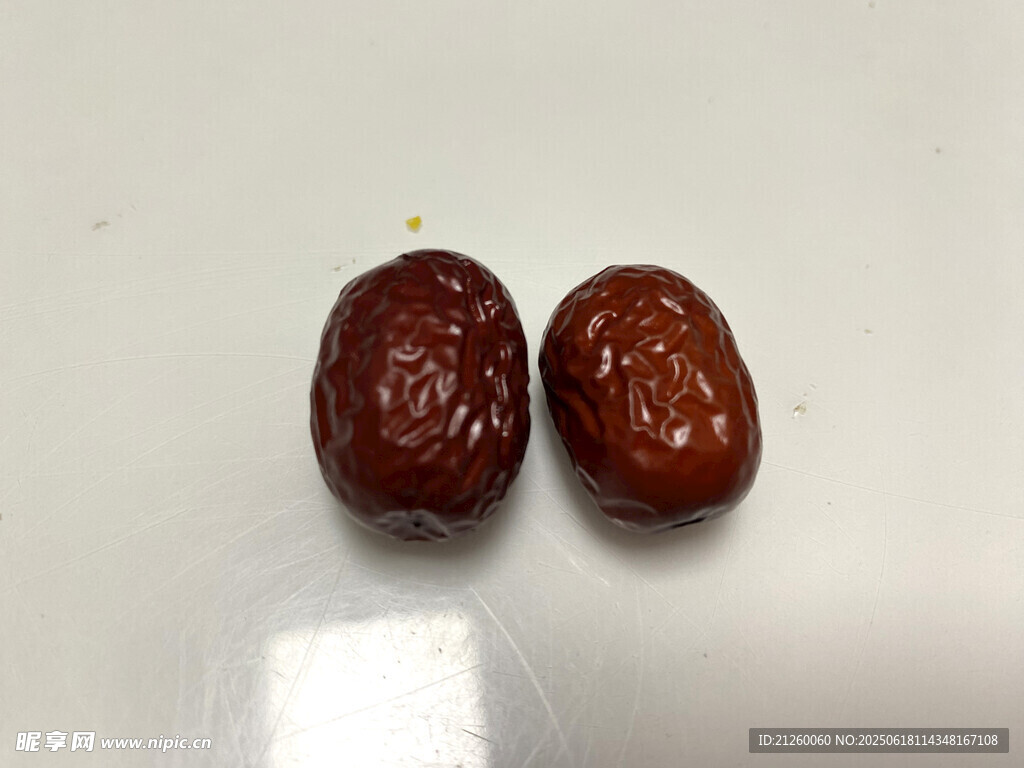 兩顆飽滿紅棗特寫