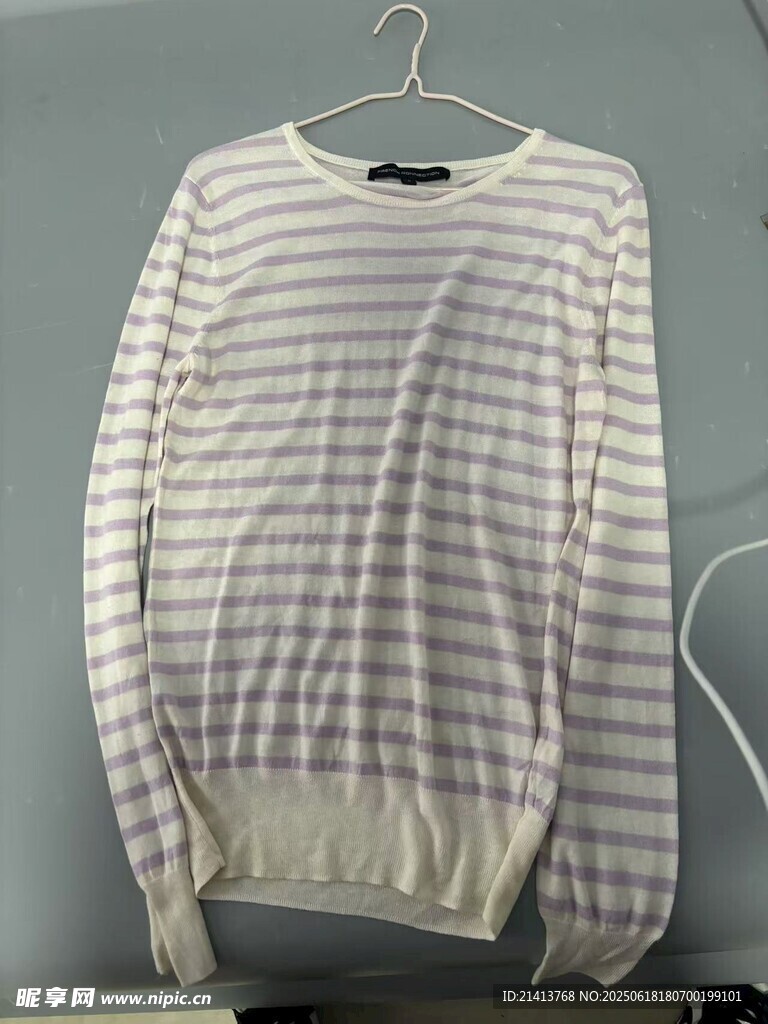 條紋長袖毛衣掛于衣架