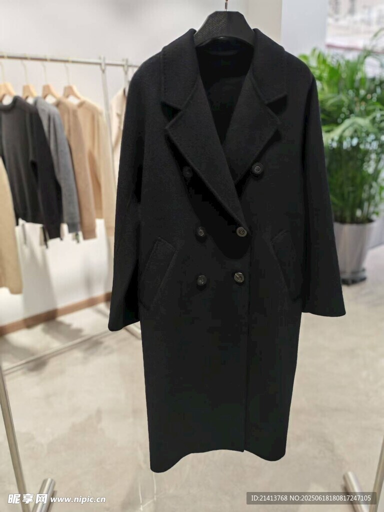 黑色長款雙排扣大衣展示