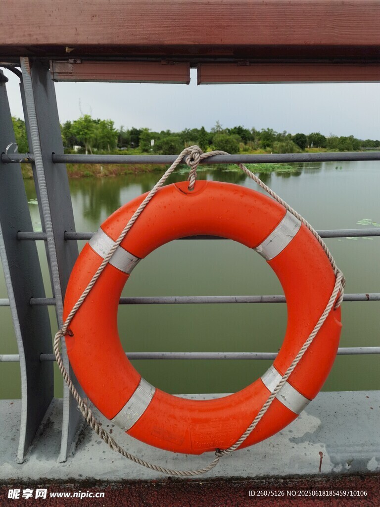 船上的橙色救生圈