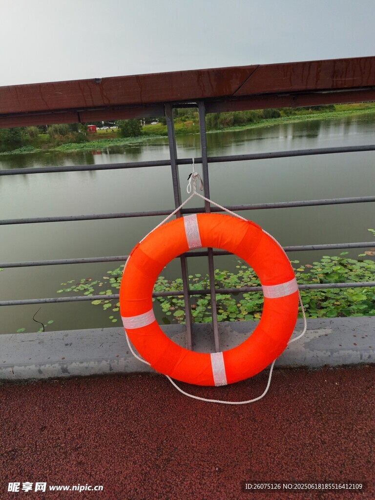 河邊護欄上的橙色救生圈