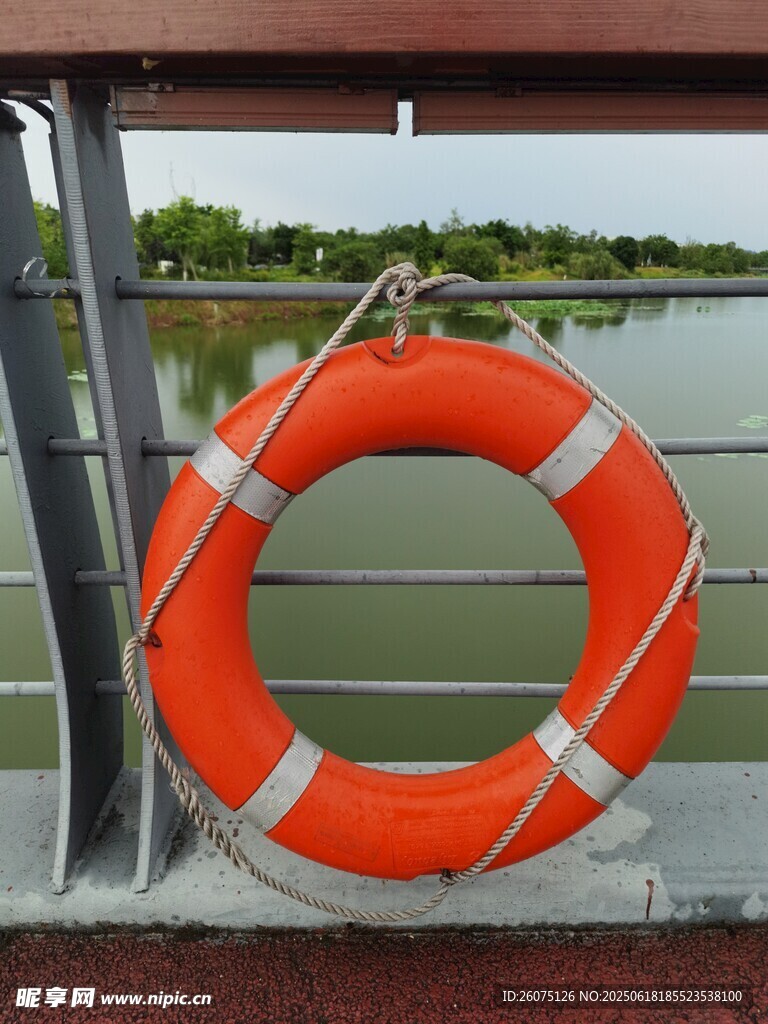 橋上懸掛的橙色救生圈