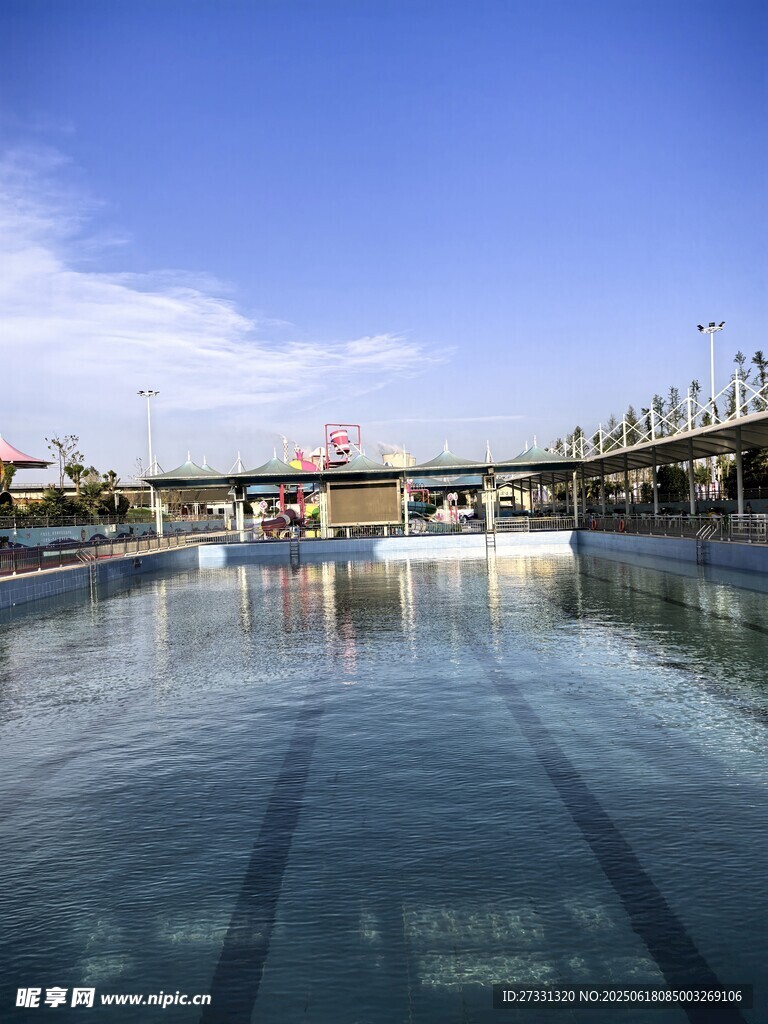 城市中平靜的水面景觀