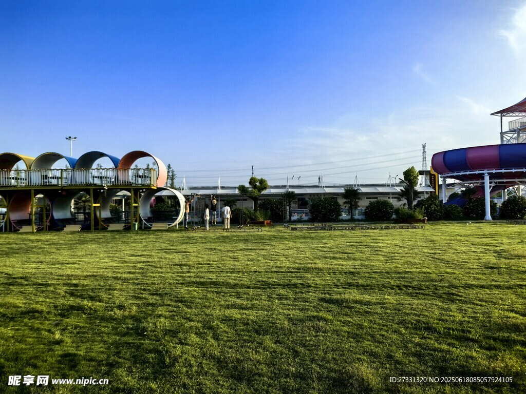 戶外草地旁的獨特建筑景觀
