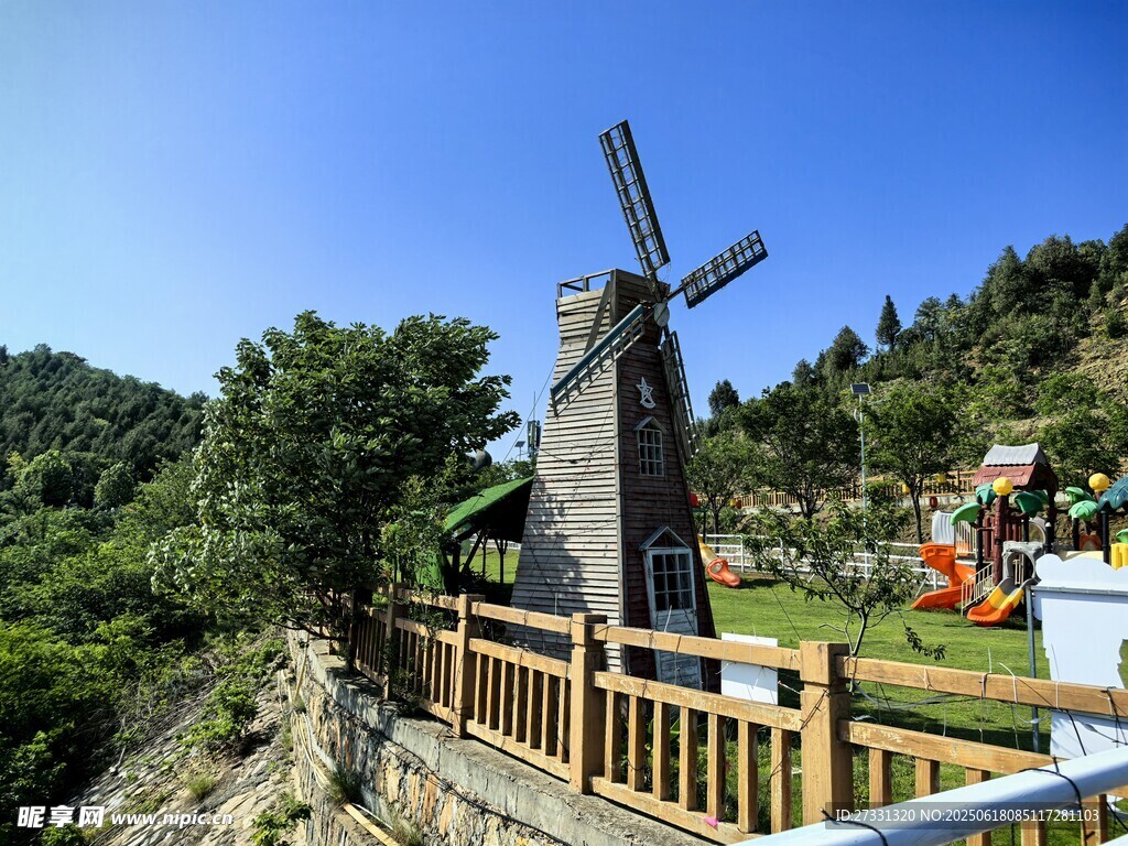 田園中的古樸風車景觀