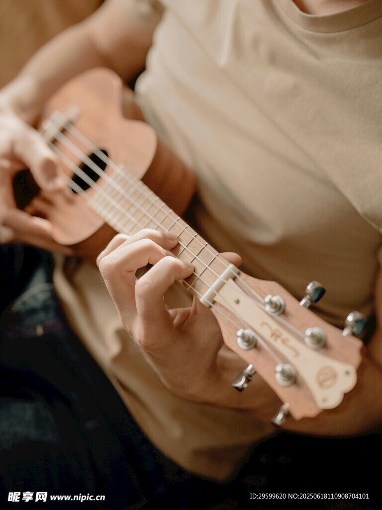 彈奏尤克里里的手部特寫