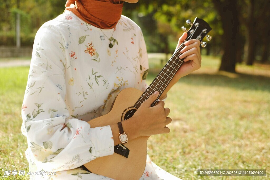 女子草地中彈尤克里里
