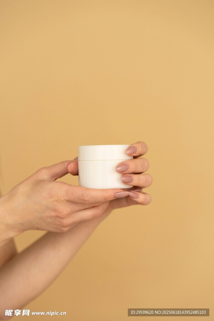 雙手捧白色杯子特寫