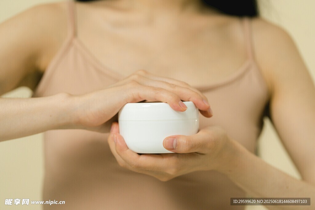 女性手持護膚霜
