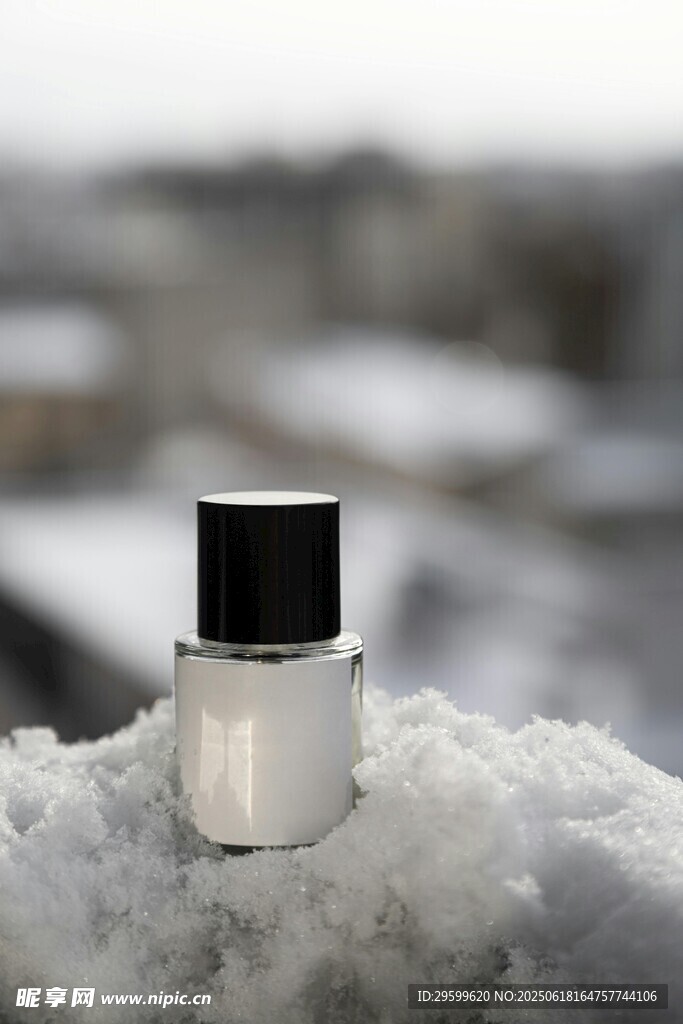 雪中的精致小瓶