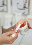 手部涂抹紅色膏體瞬間