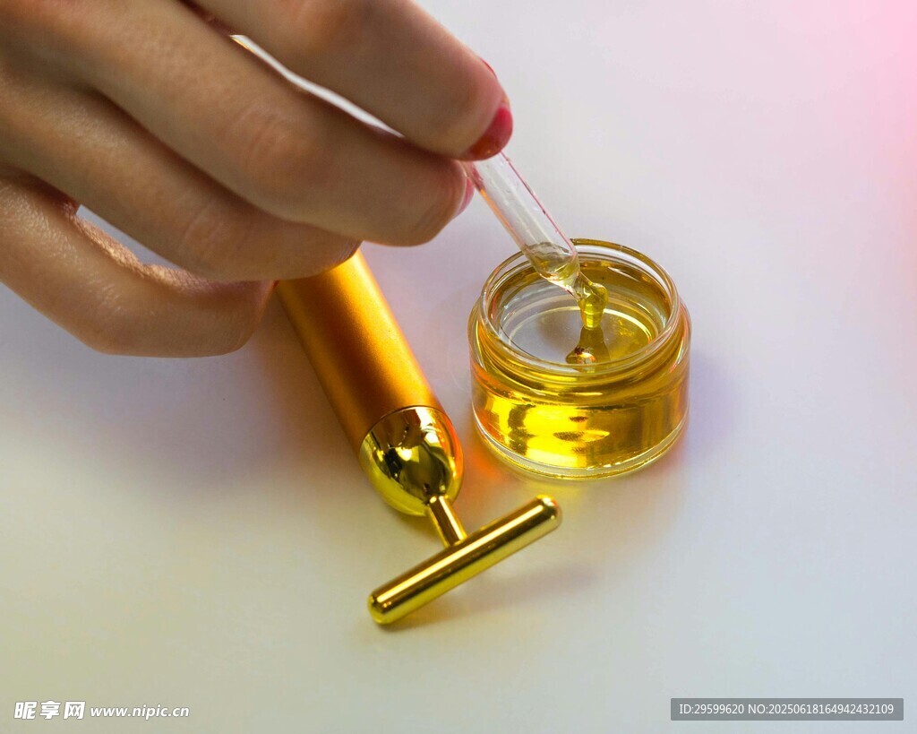 手持滴管操作金色瓶中液體