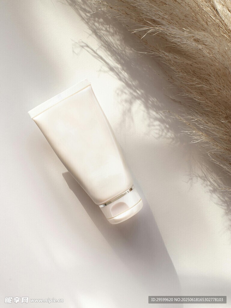 簡約風白色管狀護膚品展示