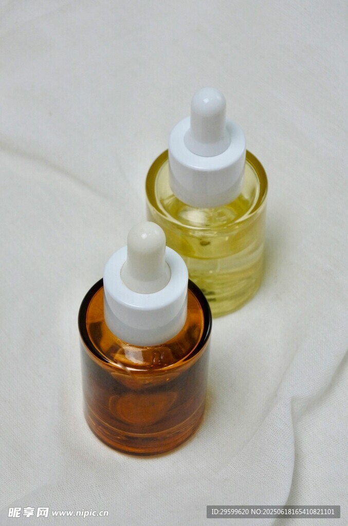 兩瓶精致滴管瓶護膚品