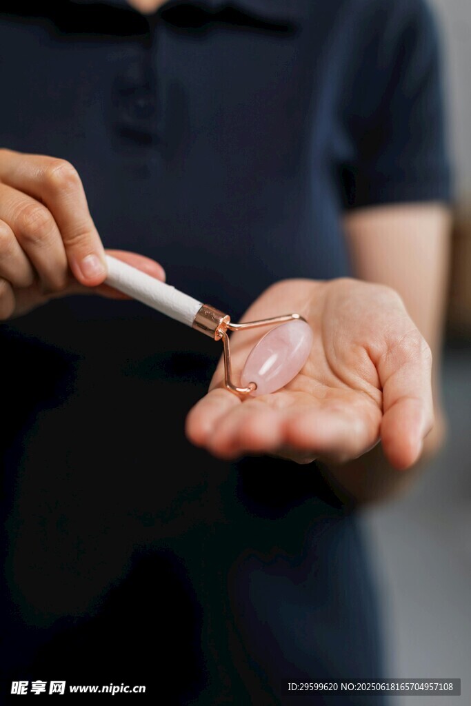 手托香煙準備點燃瞬間