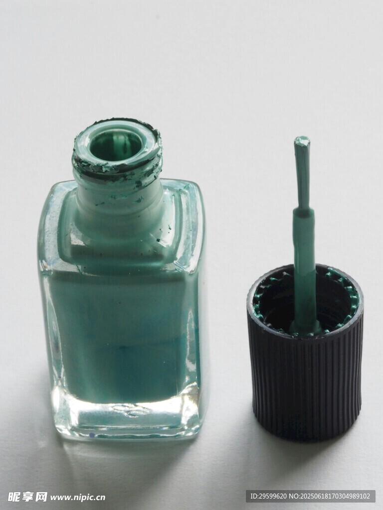 綠色指甲油及配套刷頭