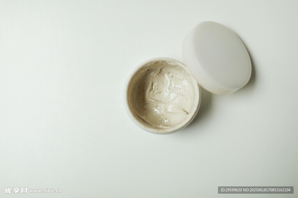 開蓋的白色膏體容器