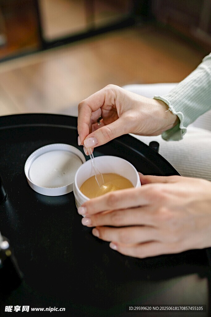 手捧熱茶的愜意時(shí)刻