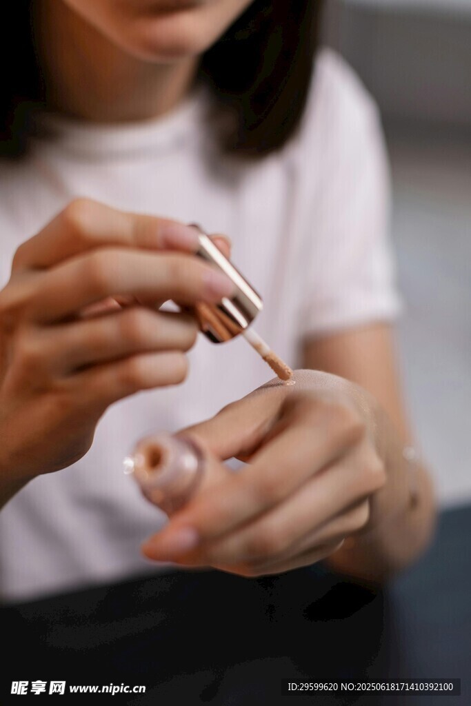 女性專注修指甲瞬間