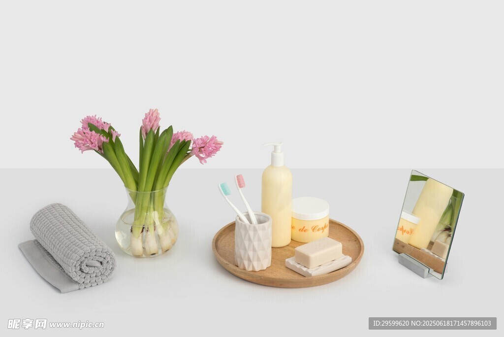 精致衛(wèi)浴用品與花卉擺件