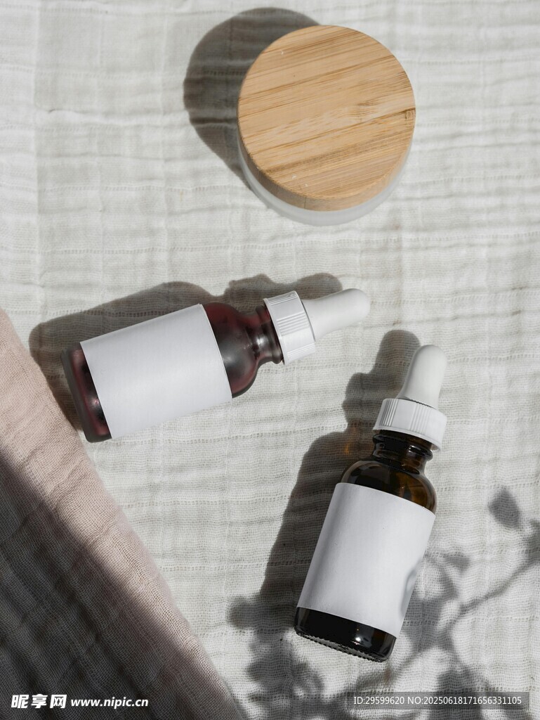 簡約風護膚品瓶罐展示